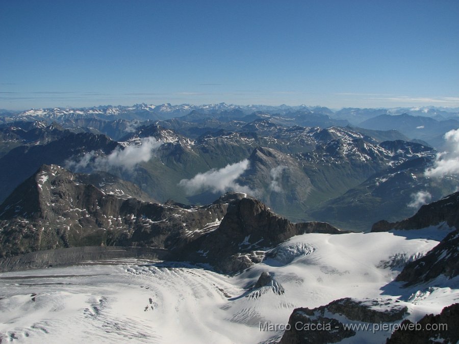 21_uno sguardo verso il rifugio 1000 m sotto.JPG - 21 Uno sguardo verso il rifugio 1000 m più giù.